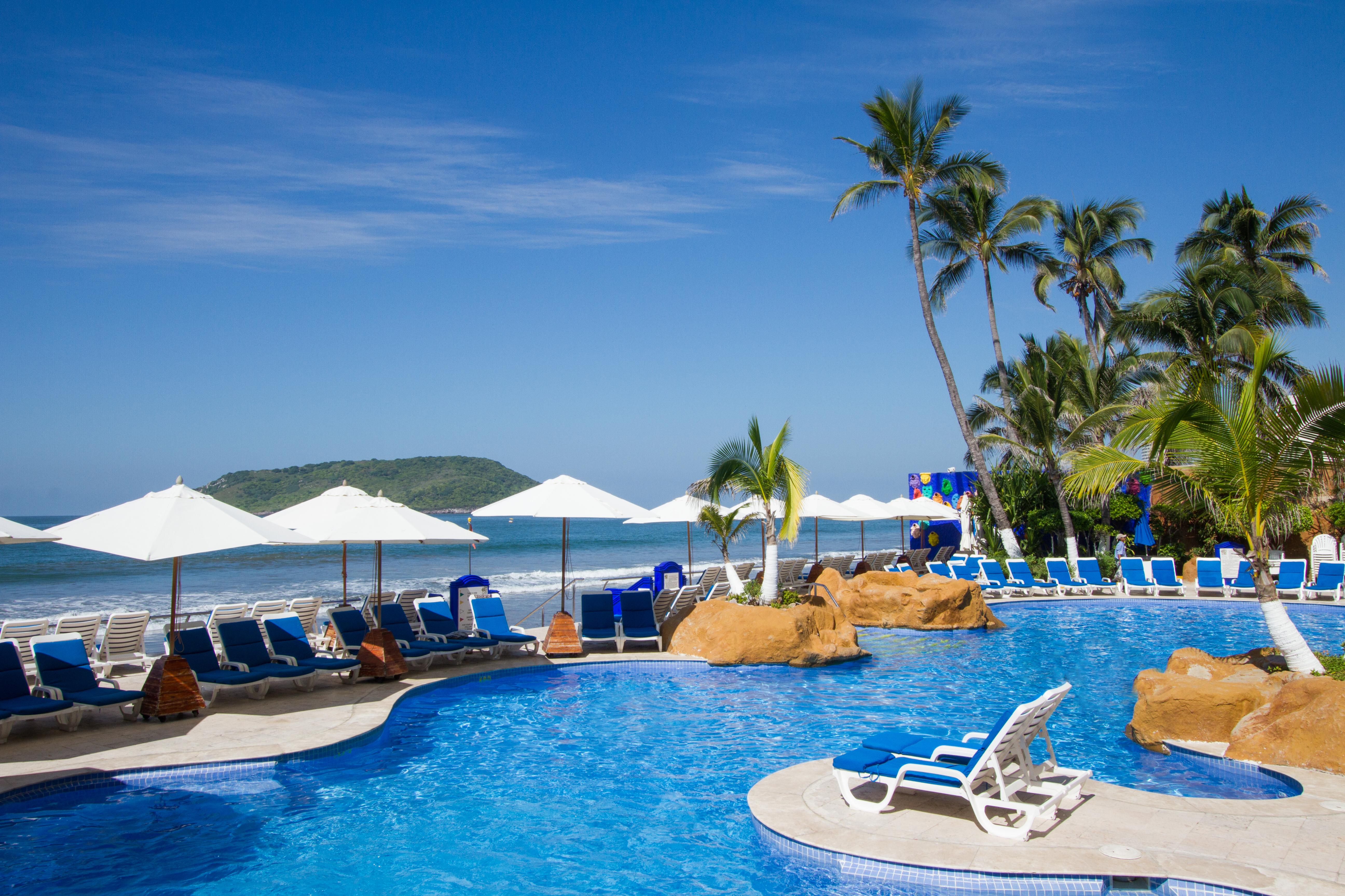 Royal Villas Resort Mazatlan Bagian luar foto A swimming pool at a resort in Phuket, Thailand