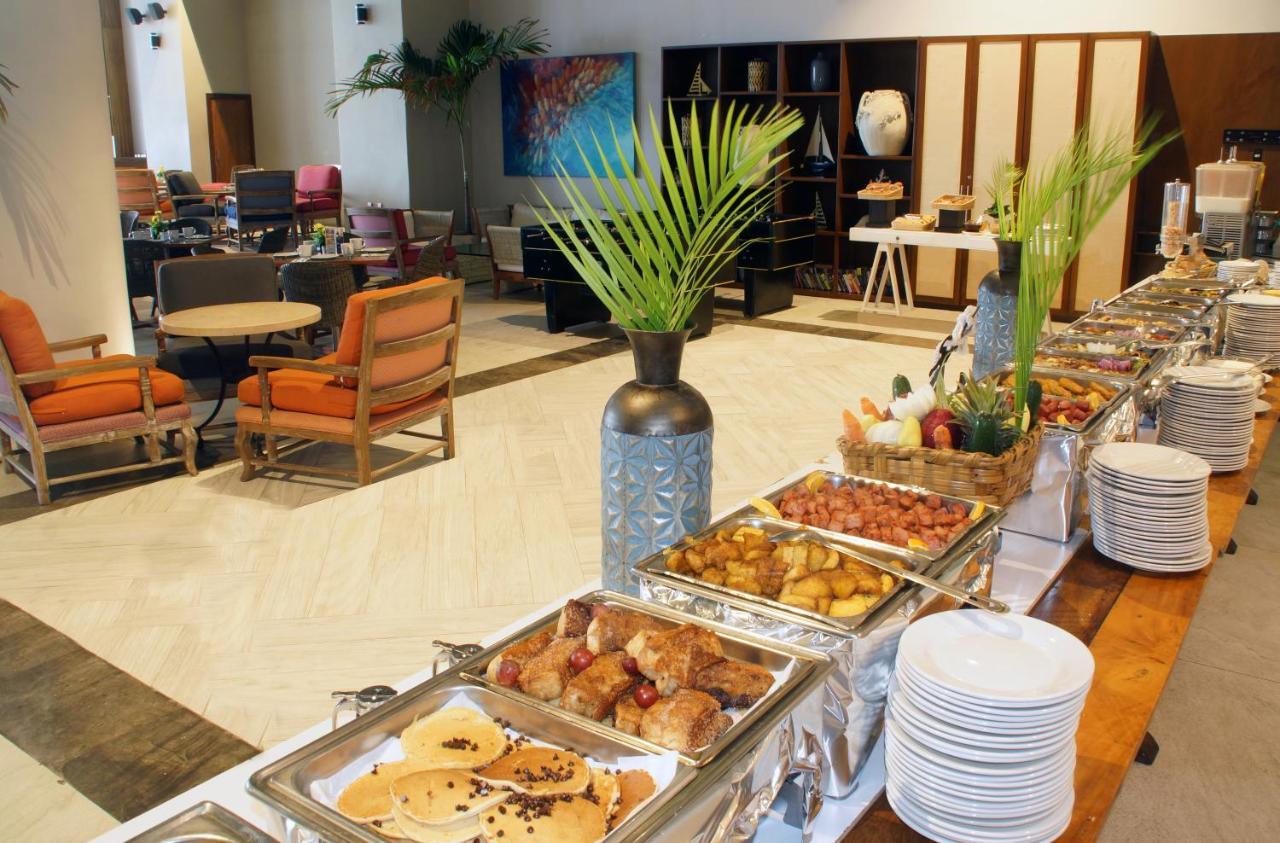 Royal Villas Resort Mazatlan Bagian luar foto A buffet at a hotel