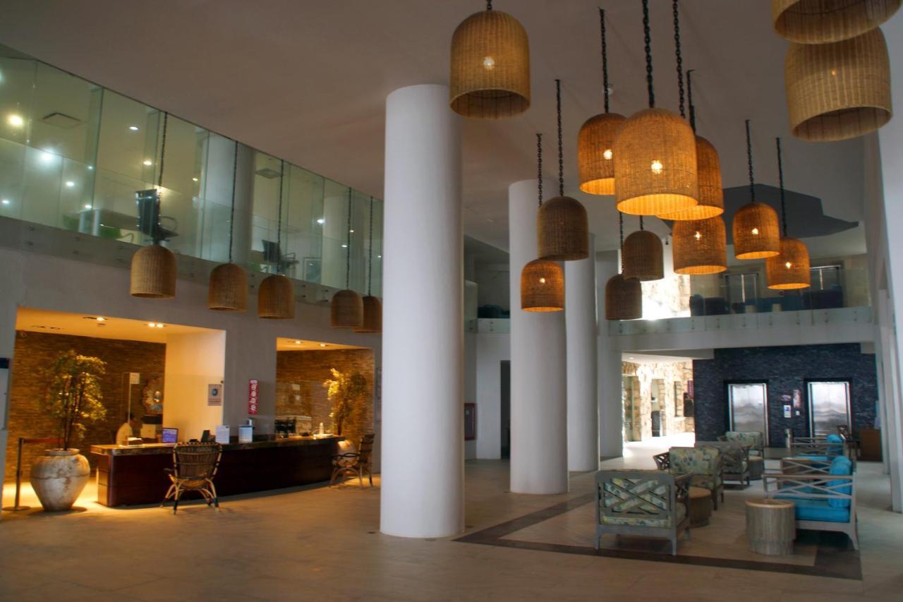 Royal Villas Resort Mazatlan Bagian luar foto The lobby of the hotel
