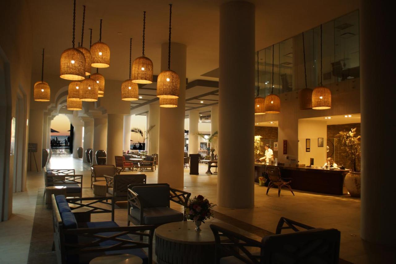 Royal Villas Resort Mazatlan Bagian luar foto The lobby of the hotel