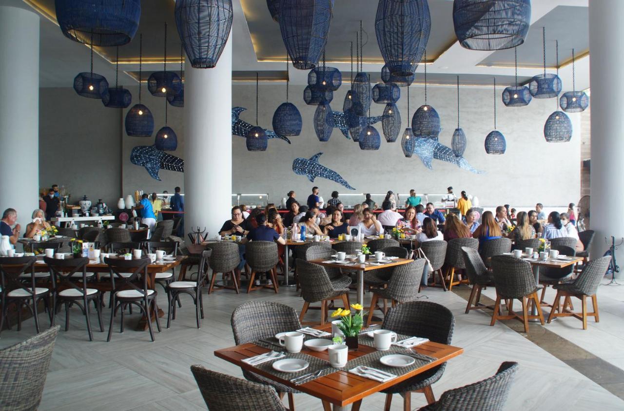 Royal Villas Resort Mazatlan Bagian luar foto The restaurant at the 1018
