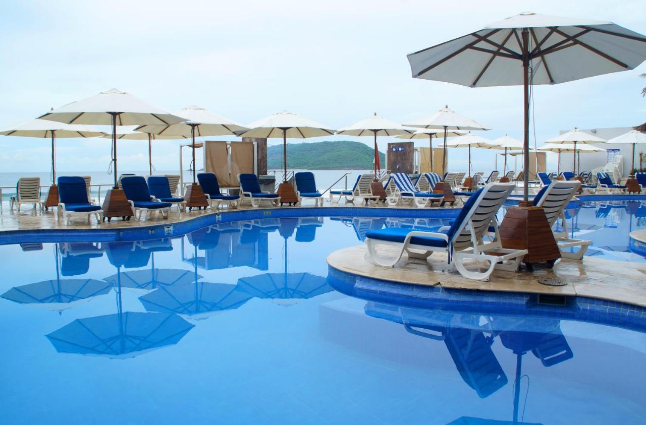 Royal Villas Resort Mazatlan Bagian luar foto The pool at the resort