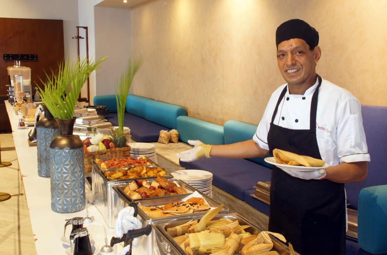 Royal Villas Resort Mazatlan Bagian luar foto A chef at a buffet