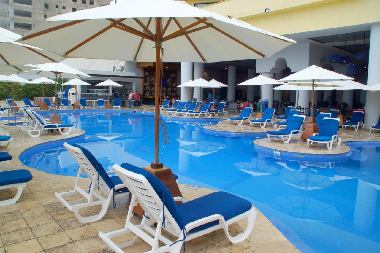 Royal Villas Resort Mazatlan Bagian luar foto A pool at a resort