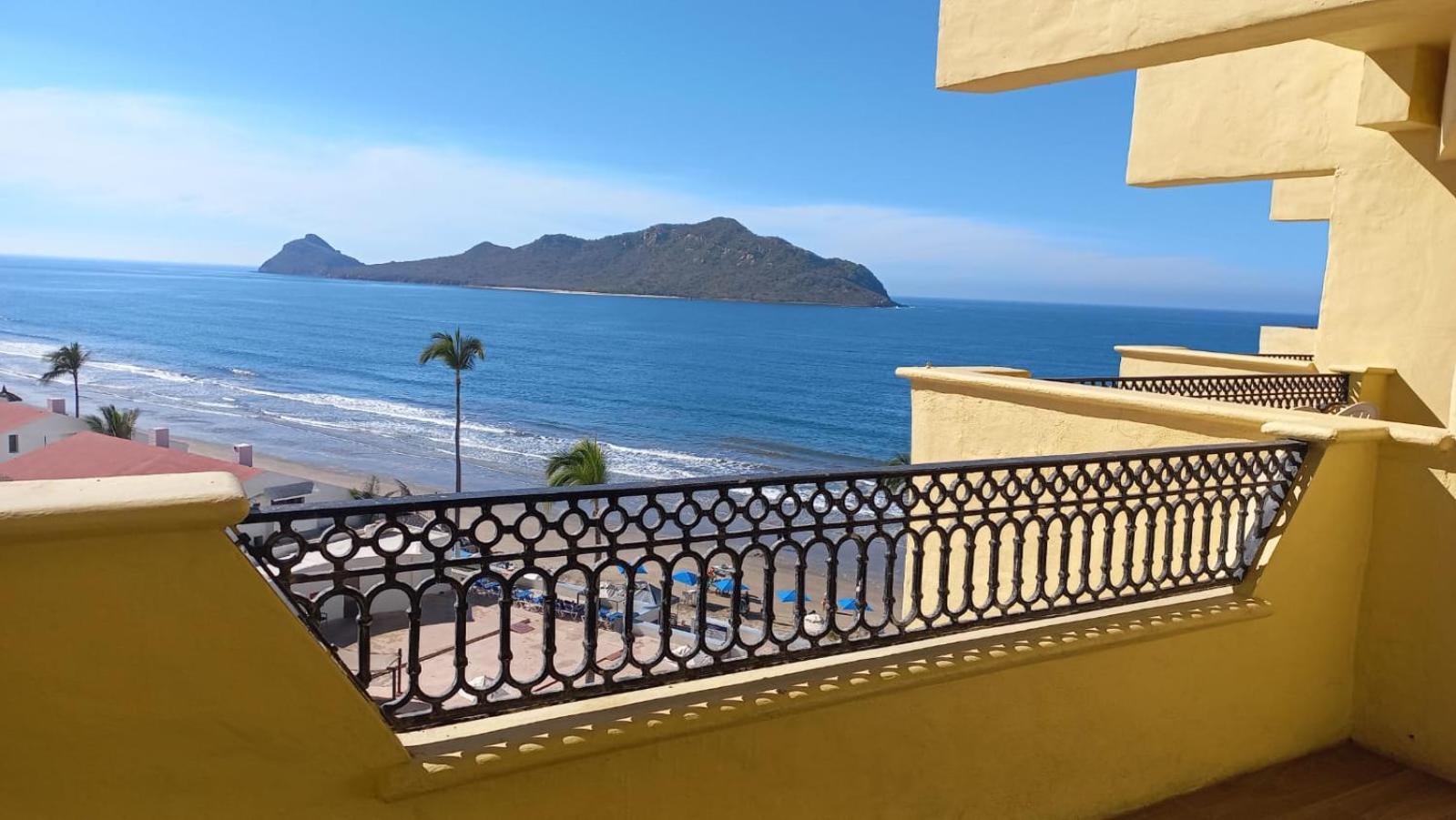Royal Villas Resort Mazatlan Bagian luar foto View of the island from the mainland