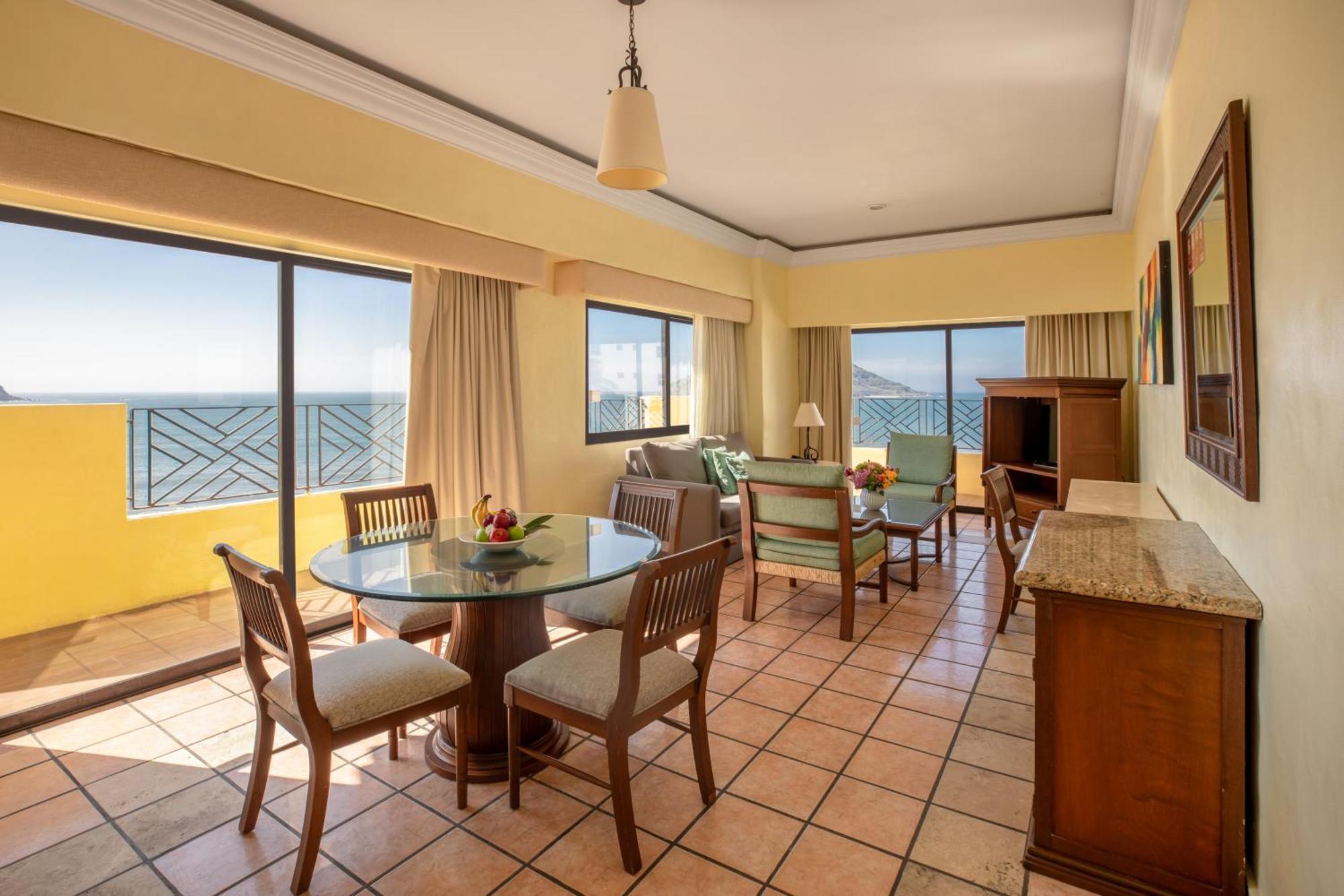 Royal Villas Resort Mazatlan Bagian luar foto A suite at the Sheraton Vistana Resort