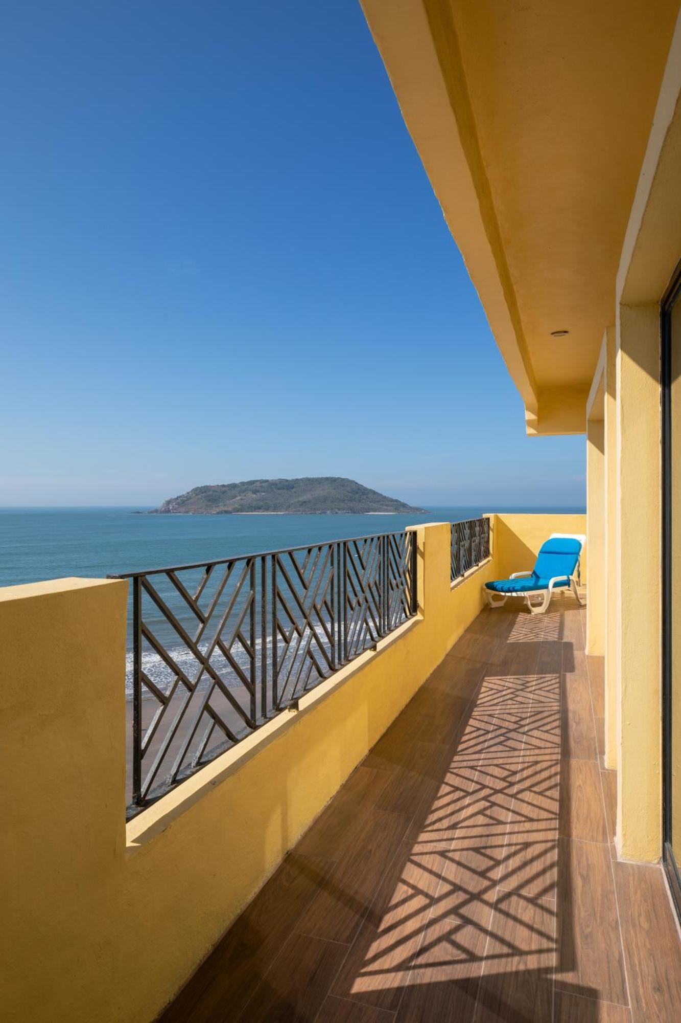 Royal Villas Resort Mazatlan Bagian luar foto View of the island from the coast of Acapulco
